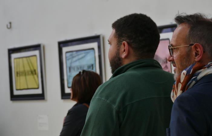 Public devant l exposition Sortie de route