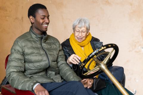 Deux personnes visitent le musée