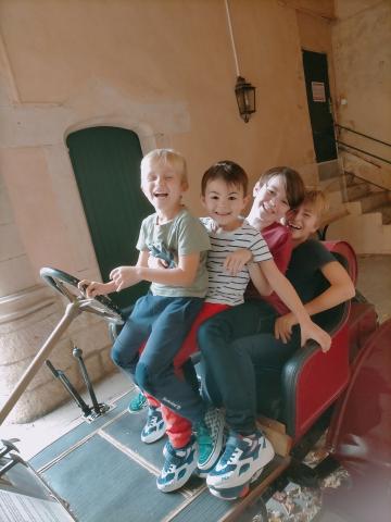 Les enfants s'amusent au musée