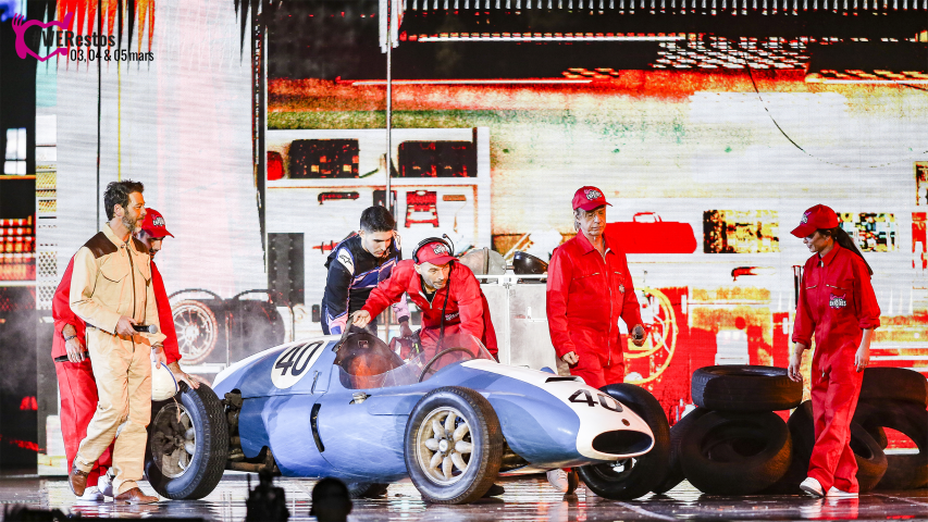 Photographie du passage de la Cooper Climax du Musée de l'automobile Henri Malartre du spectacle des Enfoirés 2023 à la Halle Tony Garnier de Lyon