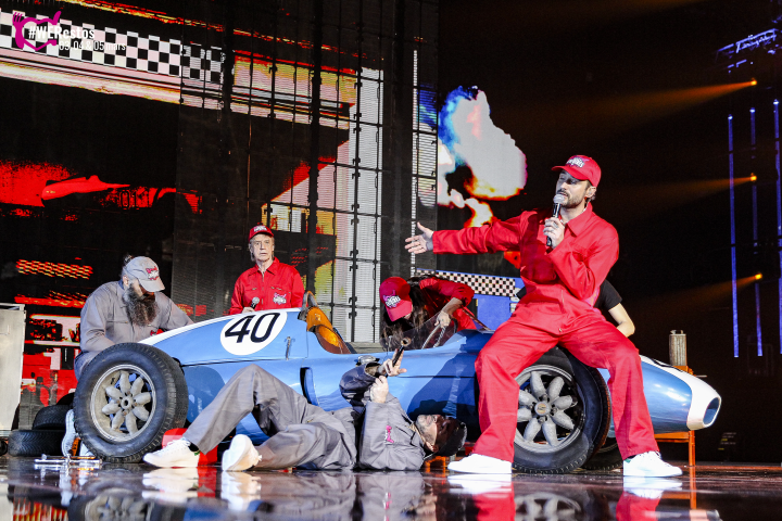 Photographie du passage de la Cooper Climax du Musée de l'automobile Henri Malartre du spectacle des Enfoirés 2023 à la Halle Tony Garnier de Lyon