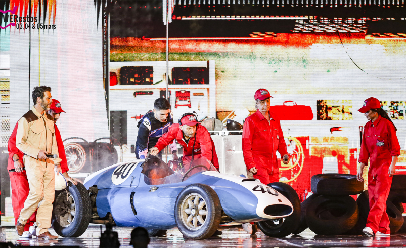 Photographie du passage de la Cooper Climax du Musée de l'automobile Henri Malartre du spectacle des Enfoirés 2023 à la Halle Tony Garnier de Lyon